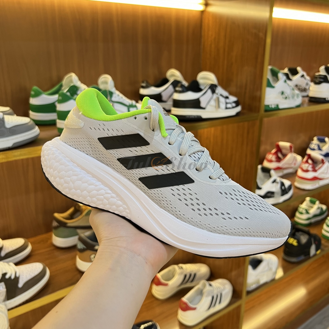 Adidas cho trình làng mẫu giày Supernova đẳng cấp mới