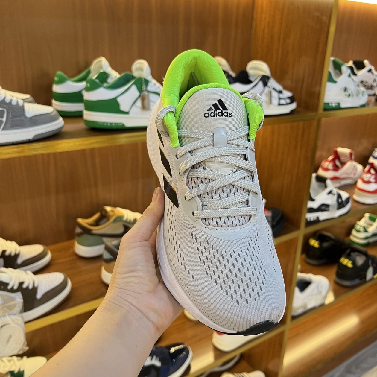 Adidas cho trình làng mẫu giày Supernova đẳng cấp mới