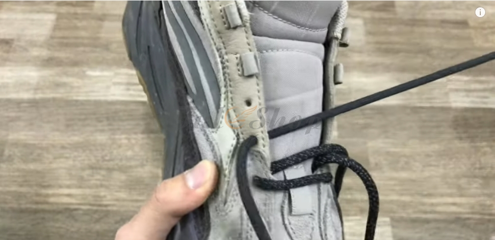 Cách buộc dây giày Yeezy 350 & 700 đơn giản mà độc đáo