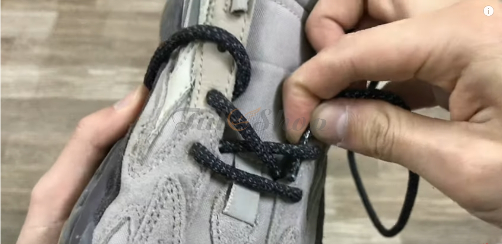 Cách buộc dây giày Yeezy 350 & 700 đơn giản mà độc đáo