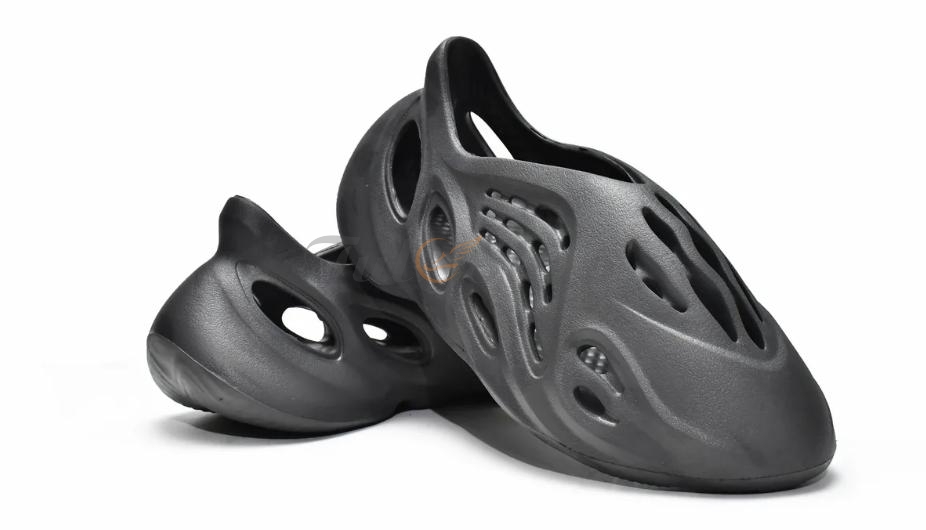 Giày Adidas Yeezy Foam RNR Onyx với màu đen huyền bí