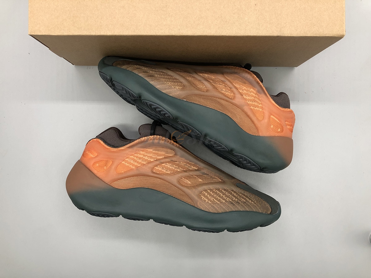 Giày Yeezy 700 V3 Copper Fade đã mở bán có gì đặc biệt?