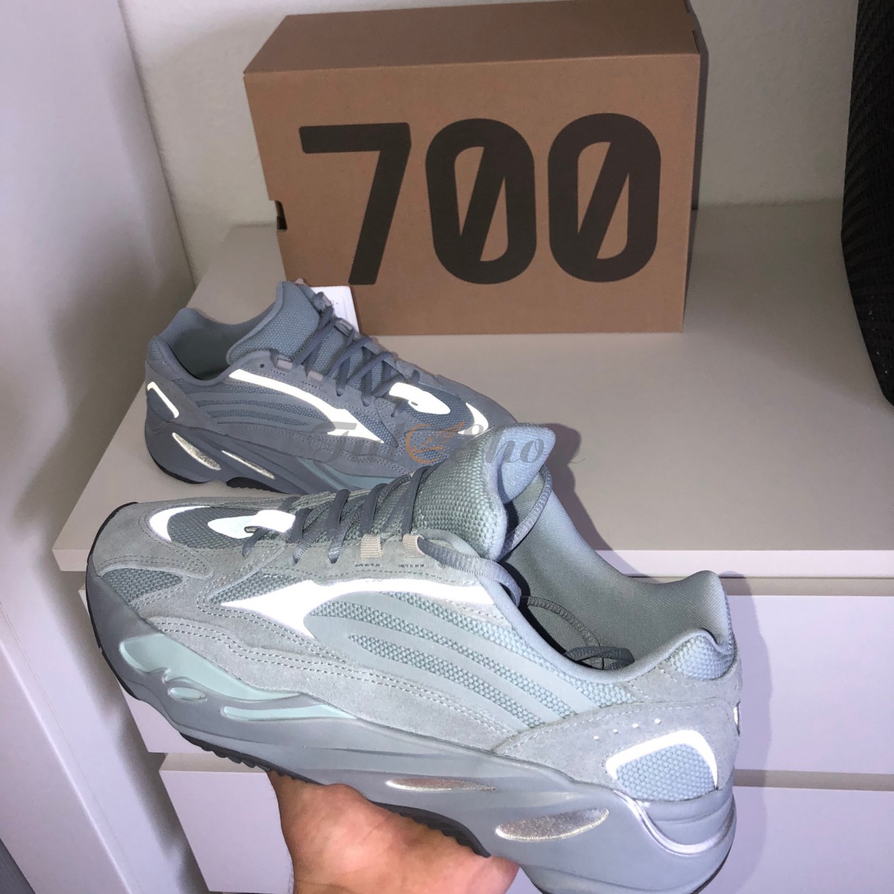 Giày Yeezy Boost 700 V2 Hospital Blue vừa mới ra mắt giá bao nhiêu?