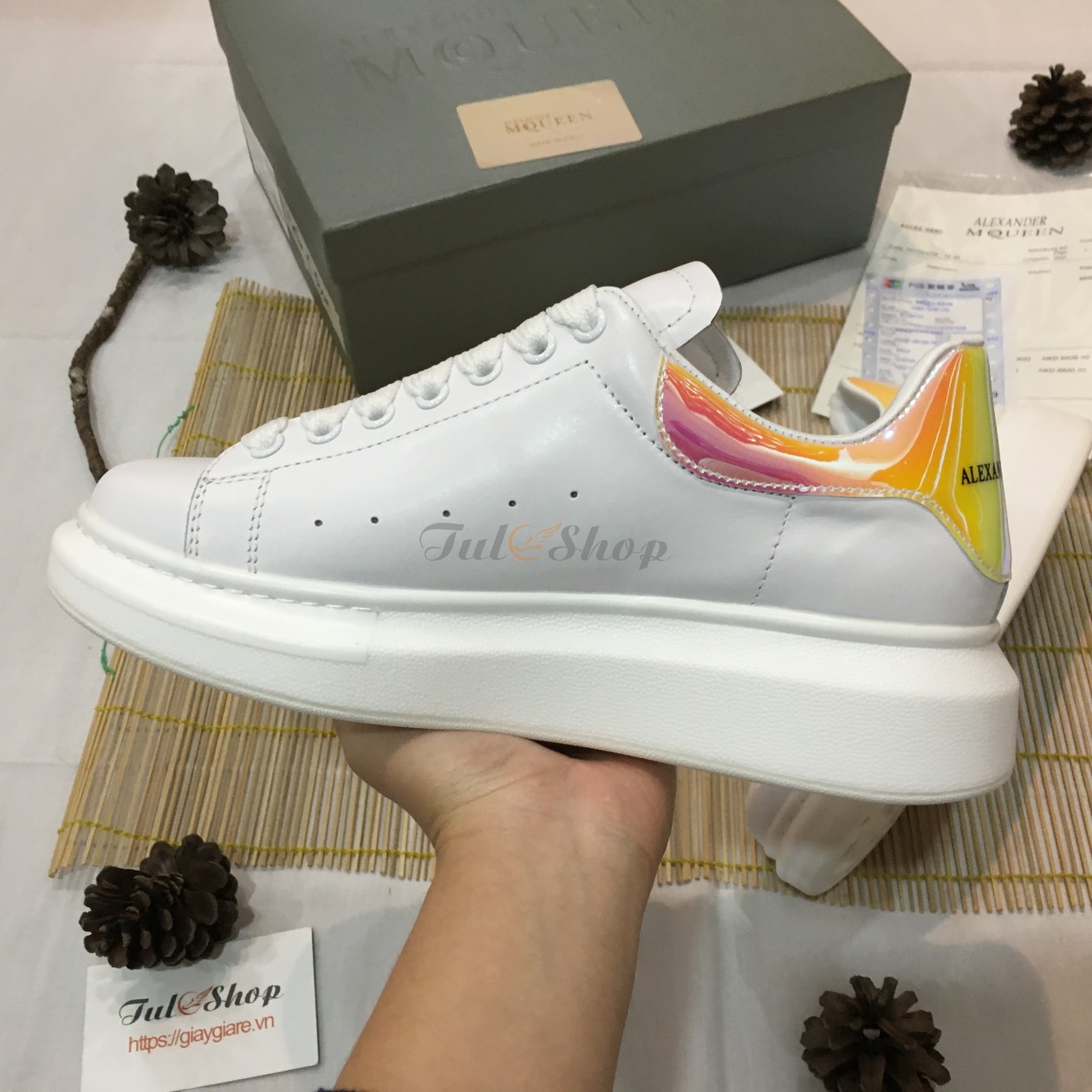 Mcqueen trắng gót bóng vàng 1:1 nam, nữ
