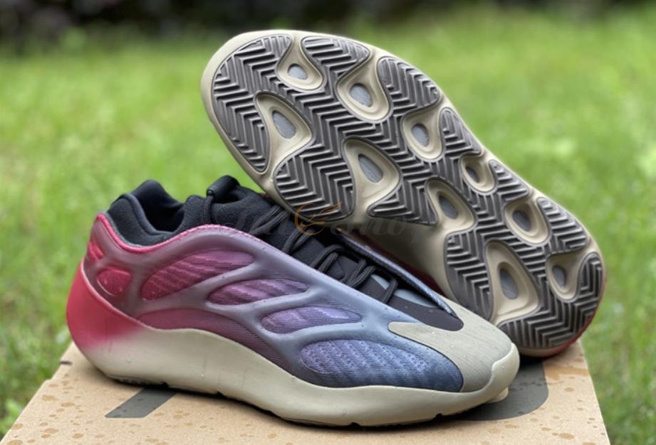 Yeezy 700 V3 Fade Carbon có bản màu Cực Dị nhất