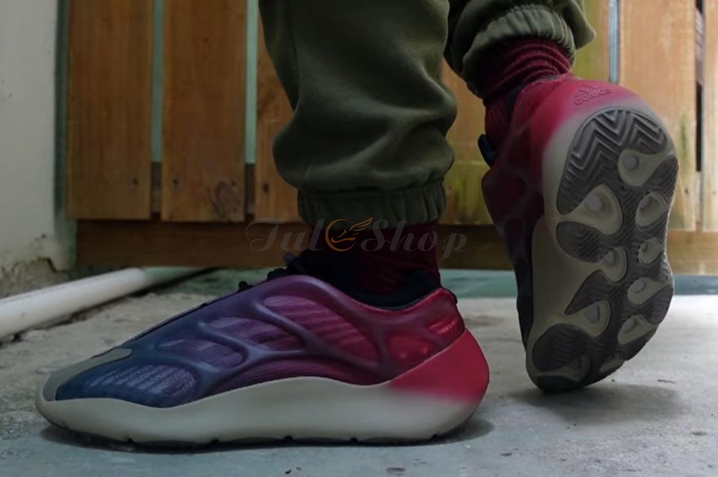 Yeezy 700 V3 Fade Carbon có bản màu Cực Dị nhất