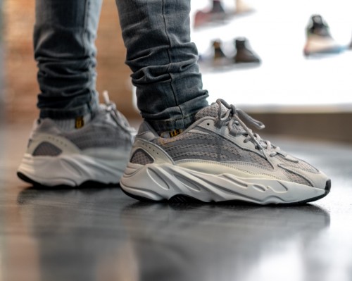 Check Giày Yeezy 700 Real Vs Fake Chính Xác Nhất Khi Mua Hàng