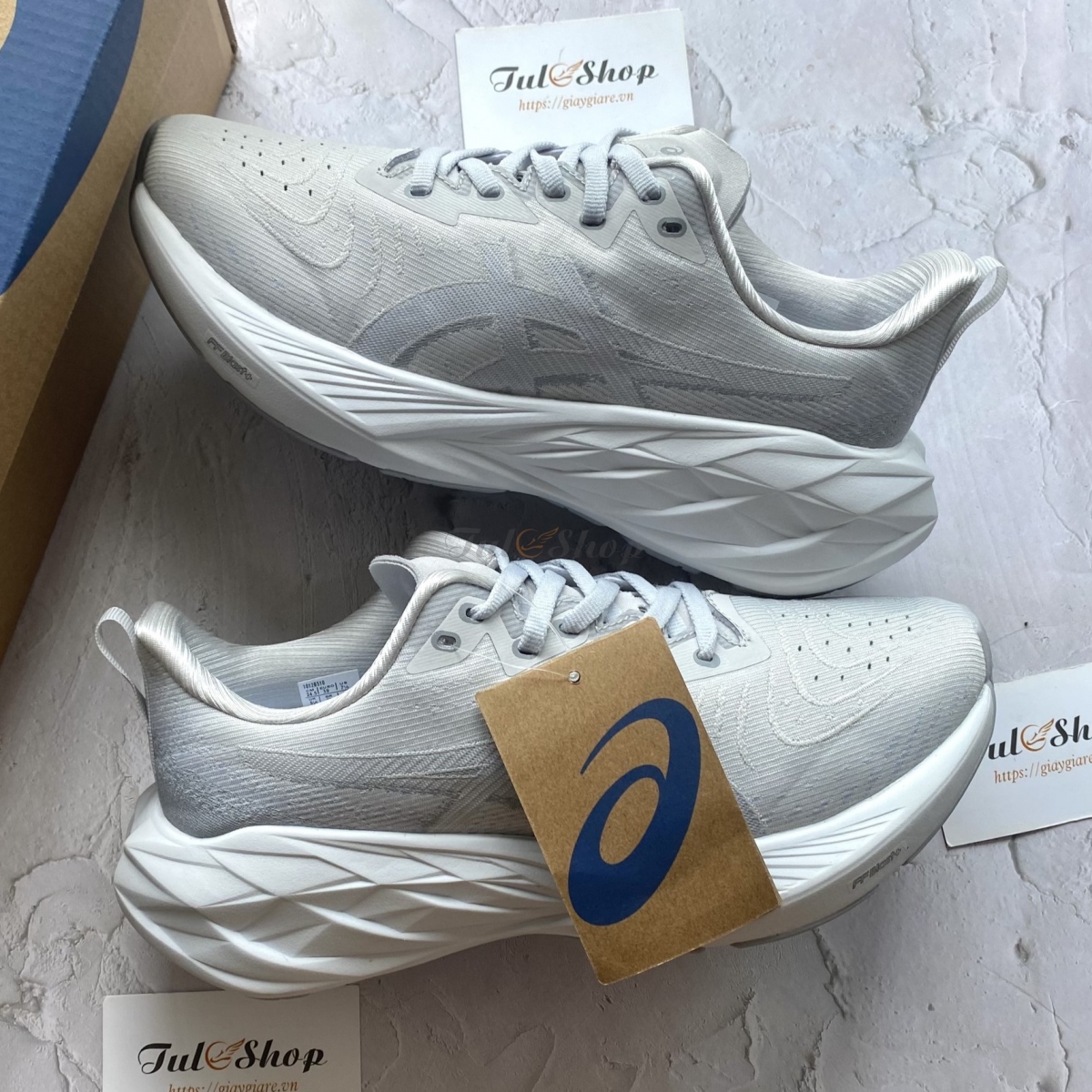 Asics Novablast 4 All White