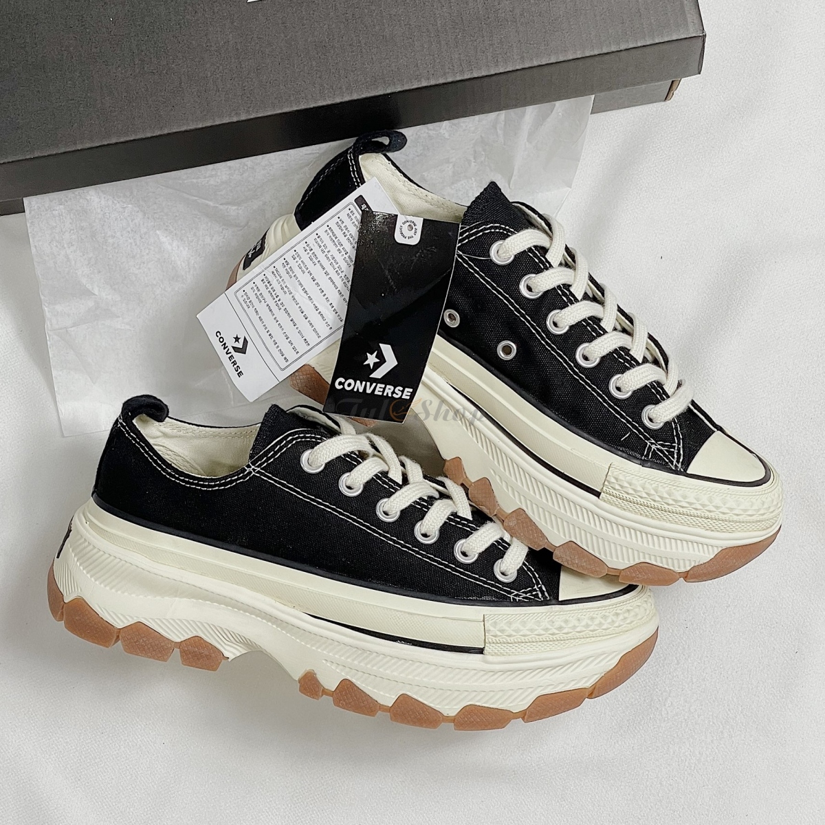 Converse All Star Chuck Taylor Logged Low in Black