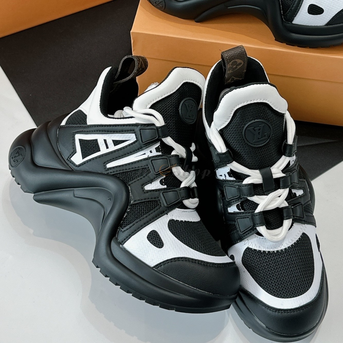 LV Archlight Trainer Black White