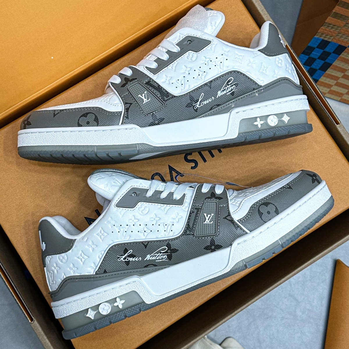LV54 Trainer Grey White SC
