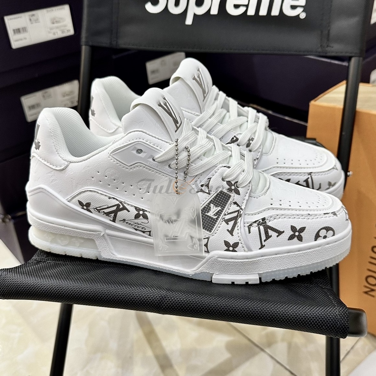LV54 Trainer Pattern White Black