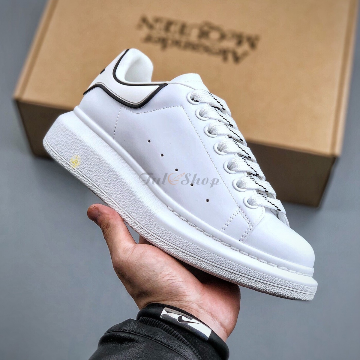Mcqueen Trắng Gót Sọc Đen