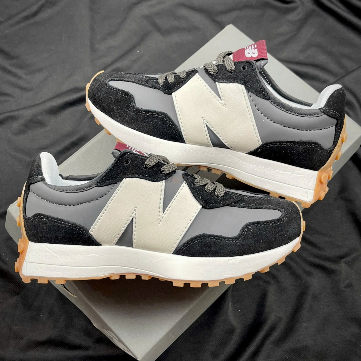 New Balance 327 Moonbeam Black