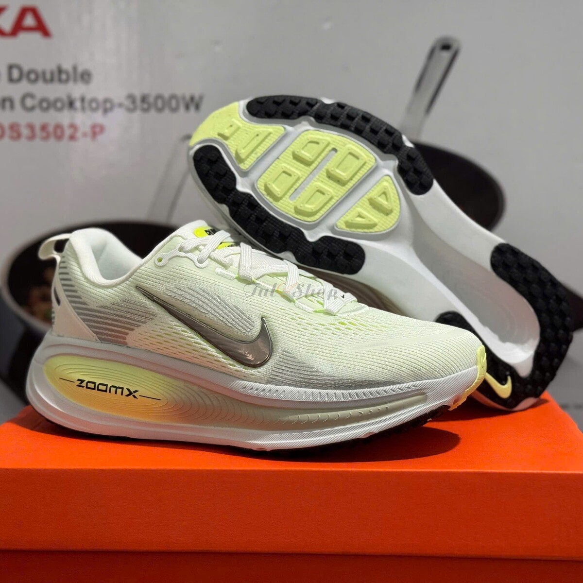 Nike Air Zoom Vomero 18 Barely Volt/Light Silver