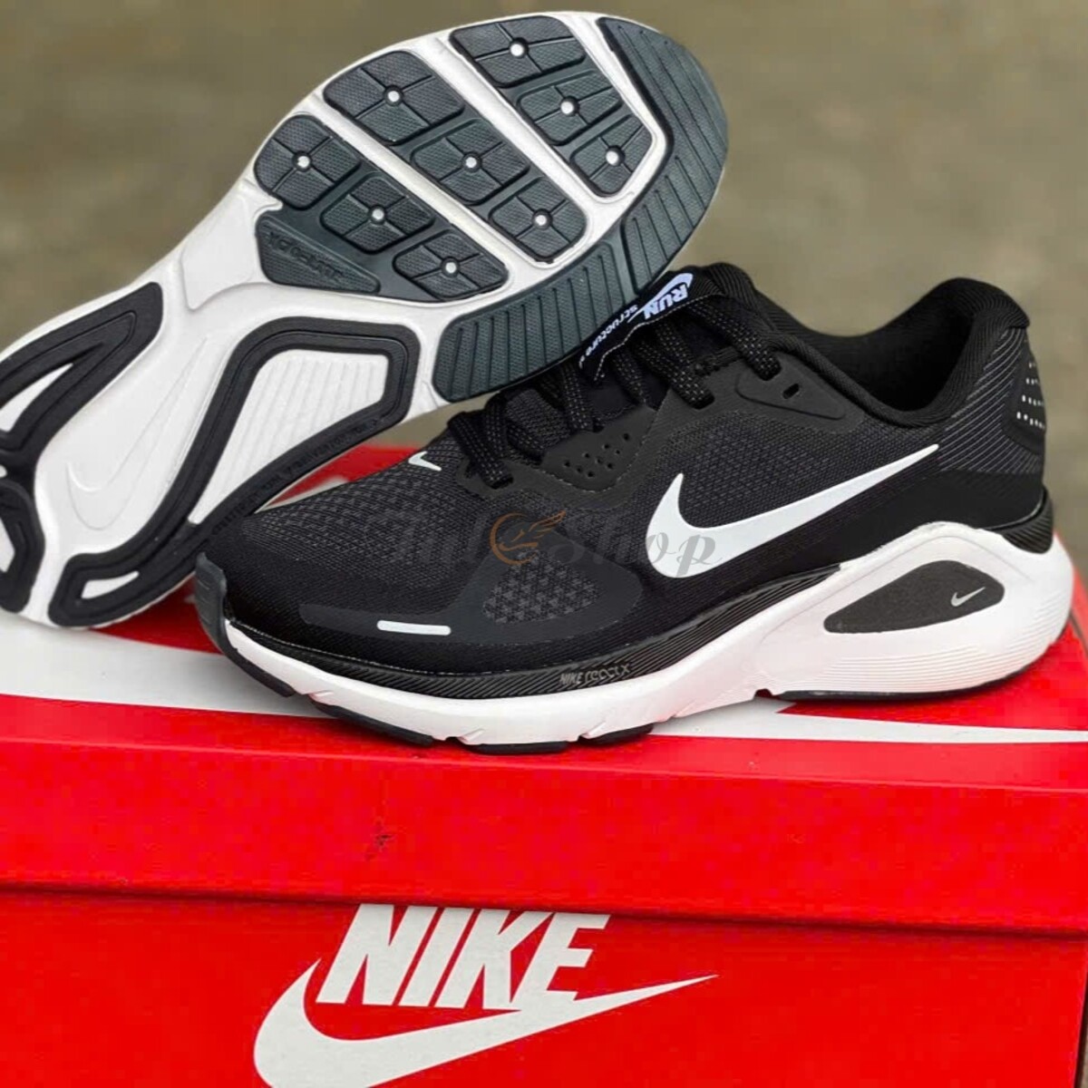 Nike Structure 26 Black White