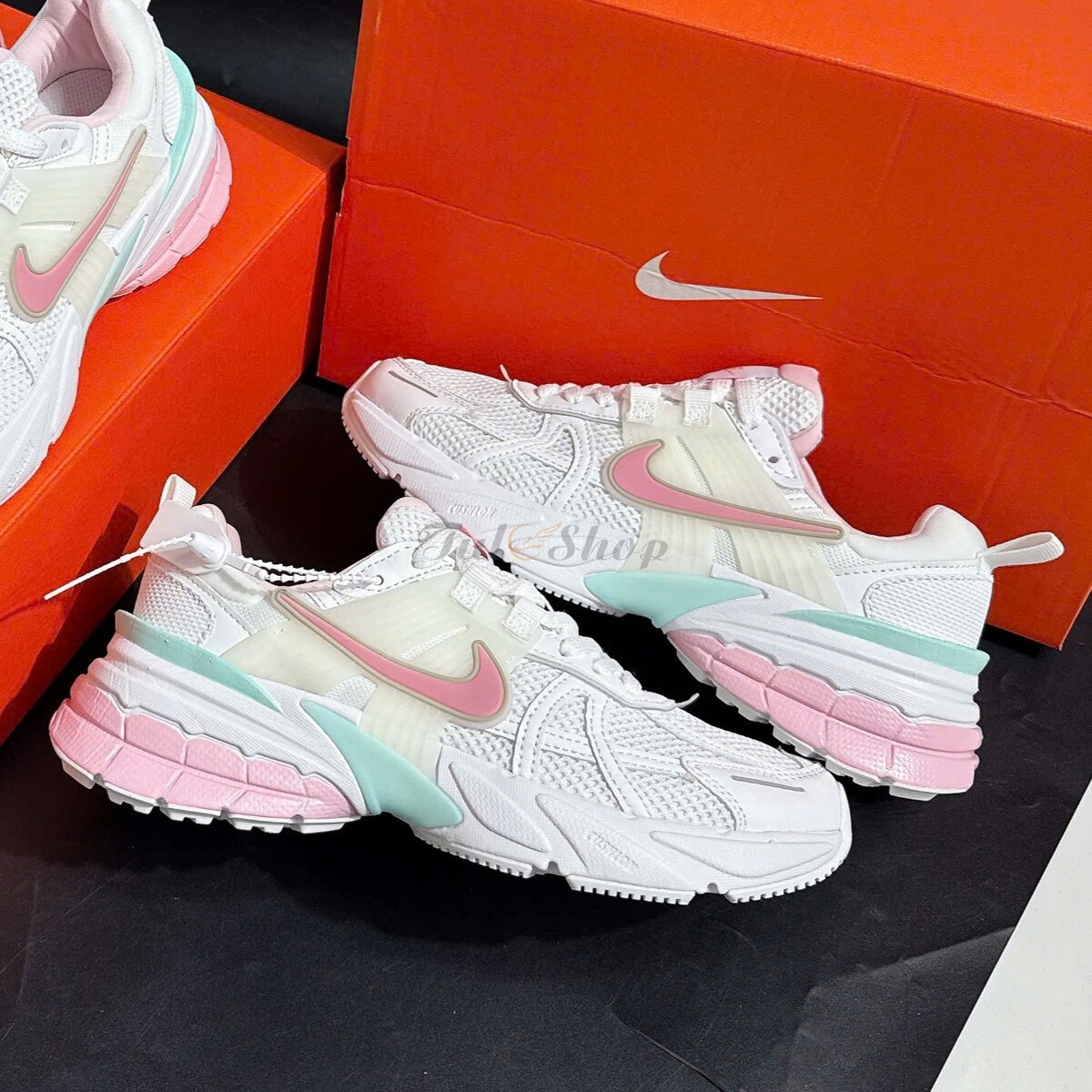 Nike V2K Runtekk White Pink