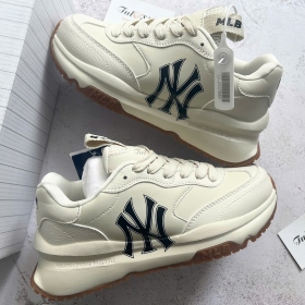 MLB Chunky Runner Classic NY Yankees Black Gum