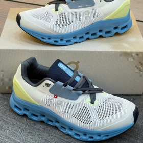 On Running Cloudstratus 2 Frost Niagara