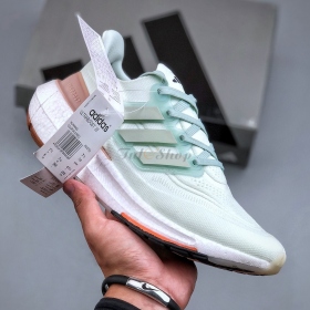 Ultraboost Light Linen Green/Wonder Taupe